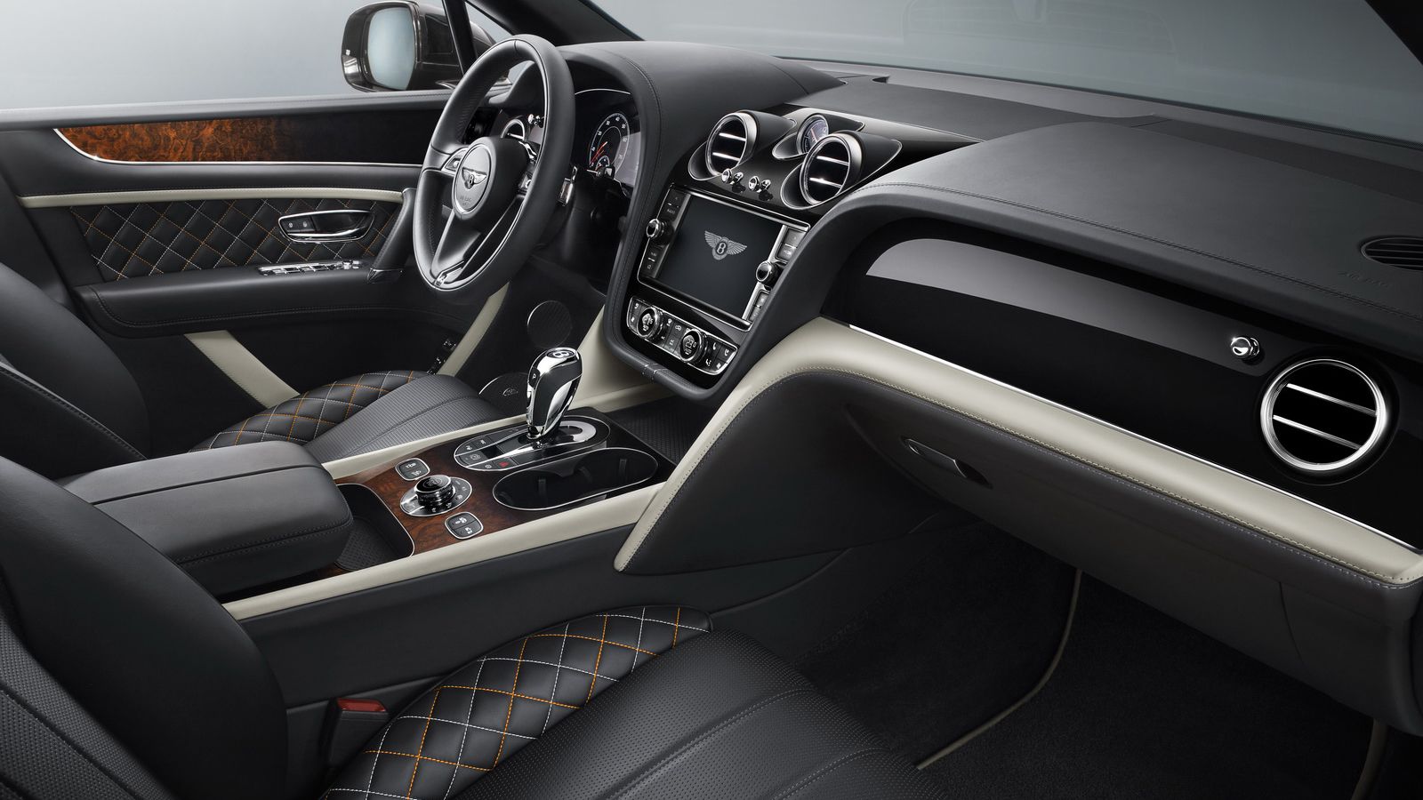 Αποκλειστικός στην Bentayga Mulliner είναι ο ξύλινος διάκοσμος Ombre Burr Walnut Veneer. Έξι επιλογές δίνει ο εσωτερικός φωτισμός, ενώ το high-tech ηχ